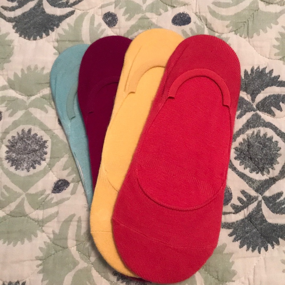 4 pack is colored no show socks